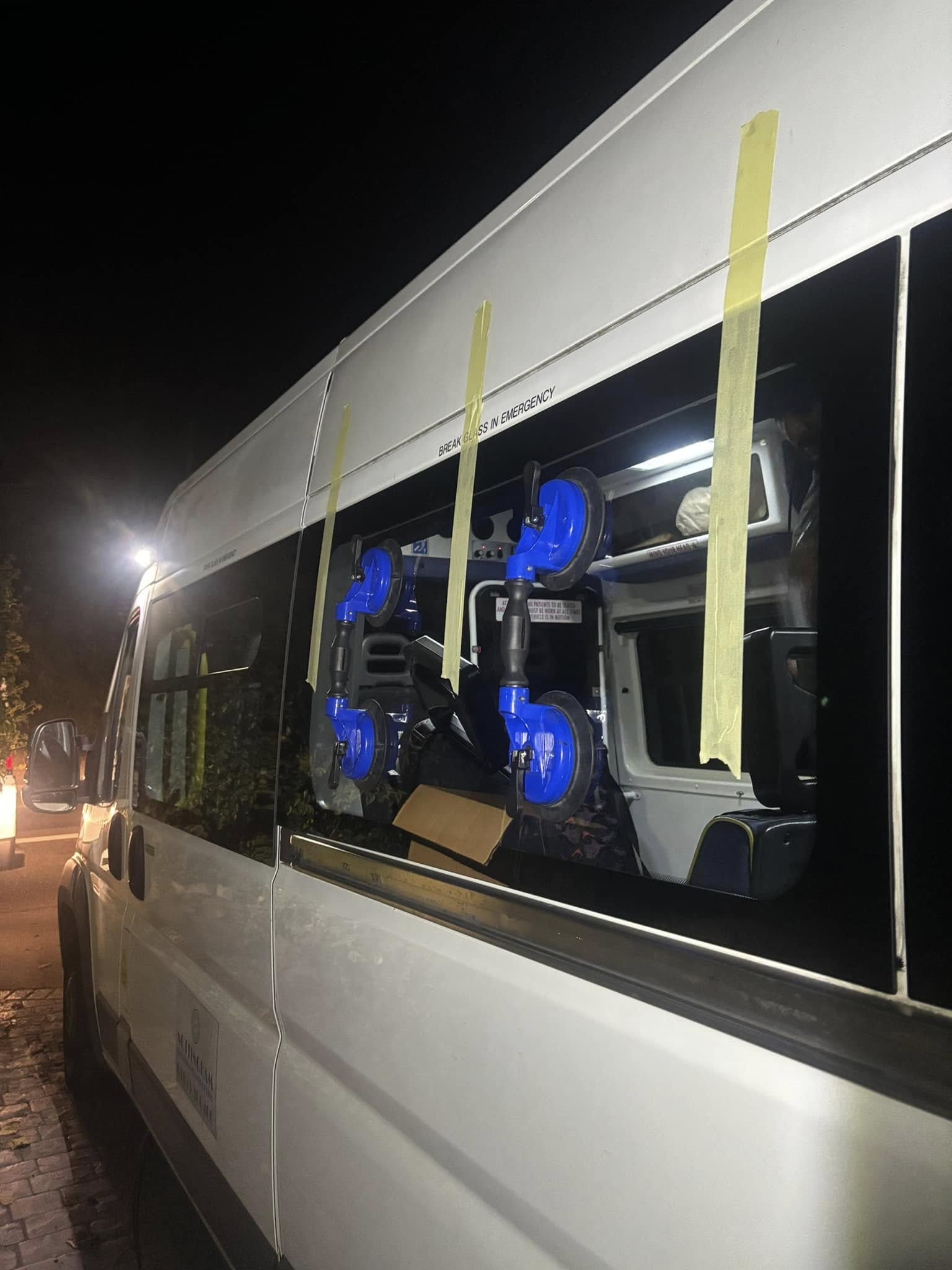 Replacing cracked windscreen in Nottingham driveway